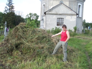 A sterta ściętych i wyplewionych chwastów rośnie i rośnie, a to wszystko dzięki Joli.